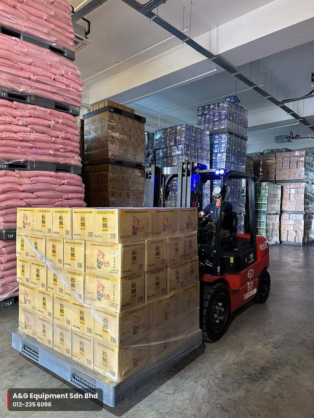 EP lithium-ion battery forklift moving pallets inside a warehouse